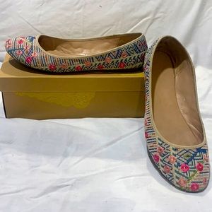 Gently loved Mix No. 6 ballet flats.